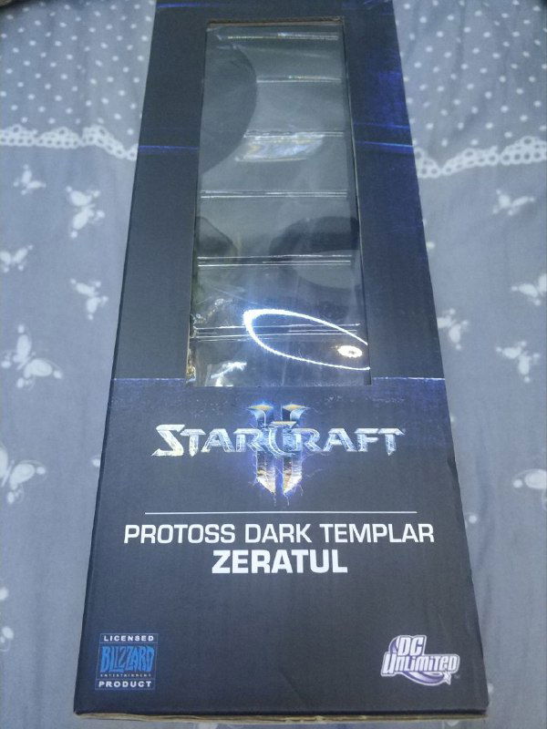 Передняя панель коробки крупным планом с логотипом StarCraft и названием Protoss Dark Templar Zeratul, видна текстура и печать упаковки.