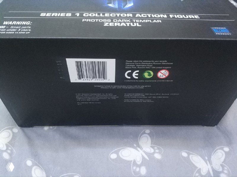 Дно коробки с штрихкодом и маркировкой безопасности, видны пиктограммы CE и предупреждения, фото подтверждает упаковочную целостность и происхождение.