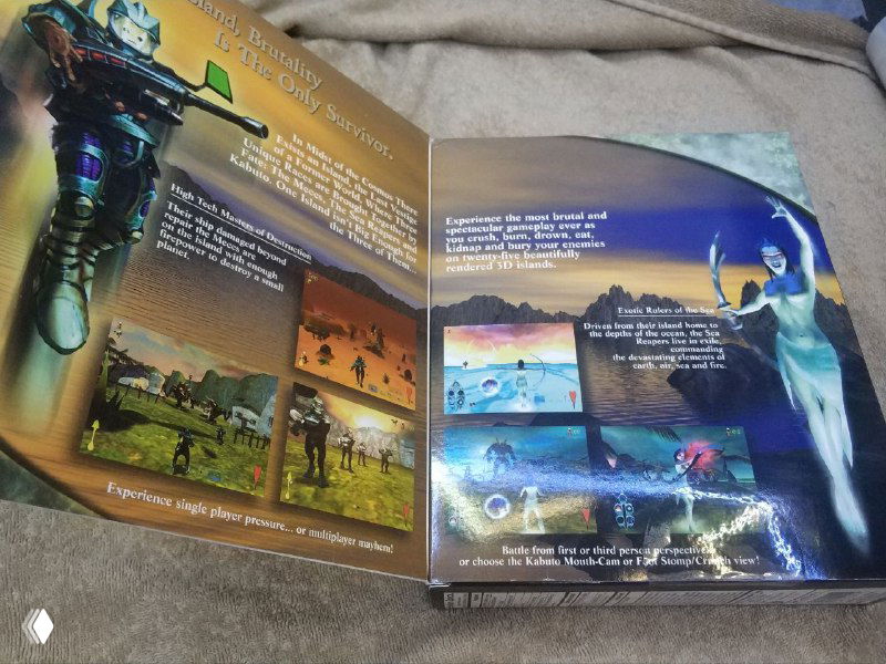 Разворот коробочного издания с описанием трёх рас, множеством скриншотов игры и графическими иллюстрациями на глянцевой бумаге.