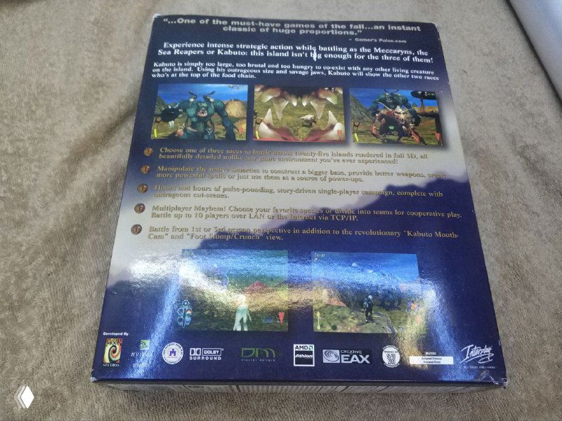 Задняя сторона коробки Giants: Citizen Kabuto с миниатюрными скриншотами, перечнем особенностей и значками совместимости, заметны блики на фото.
