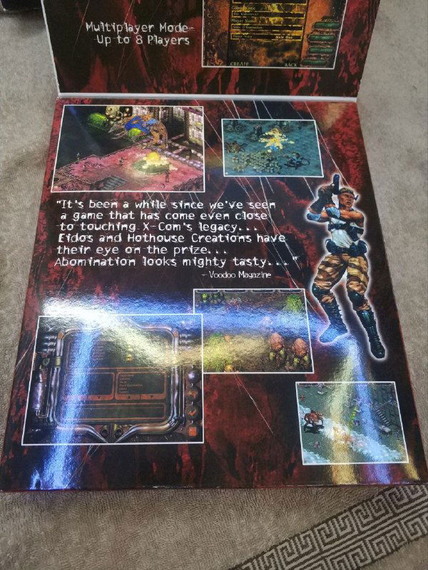Разворот коробки Abomination показан вертикально: скриншоты игры, арт и указание мультиплеера до 8 игроков, мелкие тексты и цитаты обзоров.