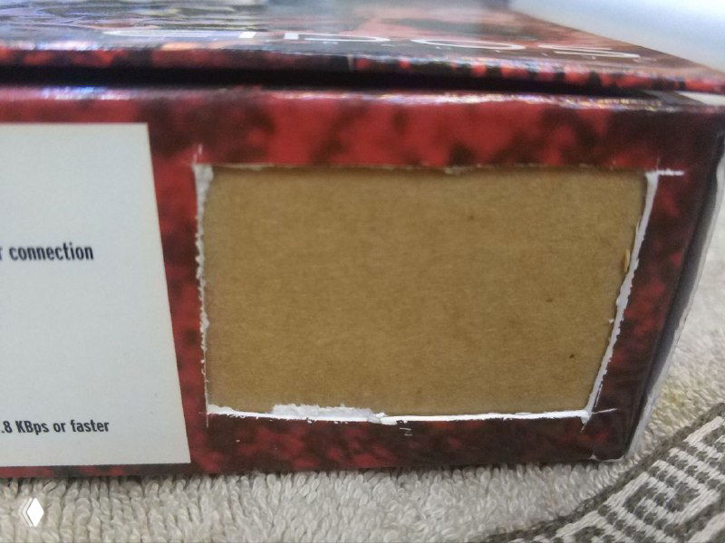 Боковая грань коробки Abomination с аккуратно вырезанным штрихкодом: видно пустое место, где отсутствует наклейка с кодом.