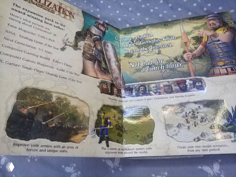 Внутренний разворот коробки с иллюстрациями: гражданин в шлеме, фразы в виде элементов квеста и несколько маленьких скриншотов игрового процесса.