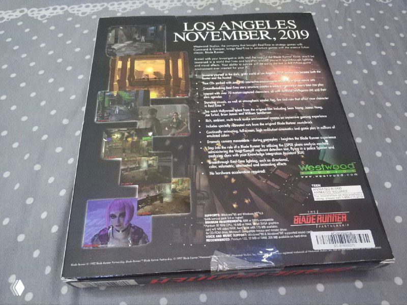 Оборотная сторона запечатанного коробочного издания Blade Runner (1997): задняя панель с текстом, скриншотами и технической информацией на упаковке.