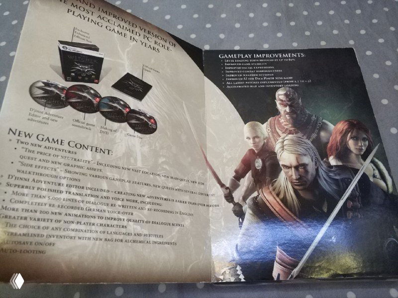 Разворот внутренней вкладыш‑буклетки из издания The Witcher: Enhanced Edition — артовые иллюстрации и перечень нового контента, крупный план.