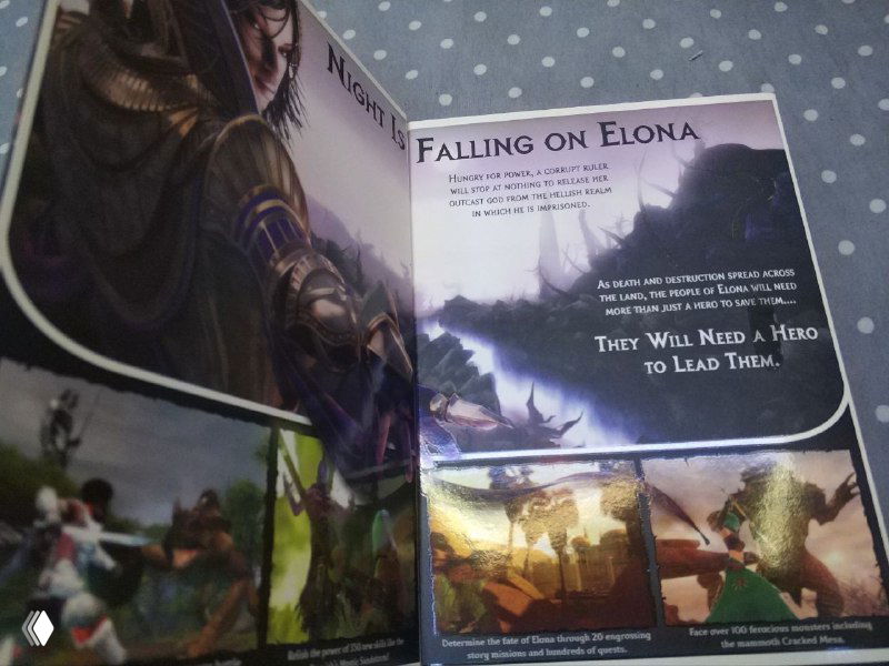 Открытый разворот буклета Nightfall с иллюстрациями и текстовыми блоками 'Falling on Elona', демонстрируется внутренняя полиграфия издания.