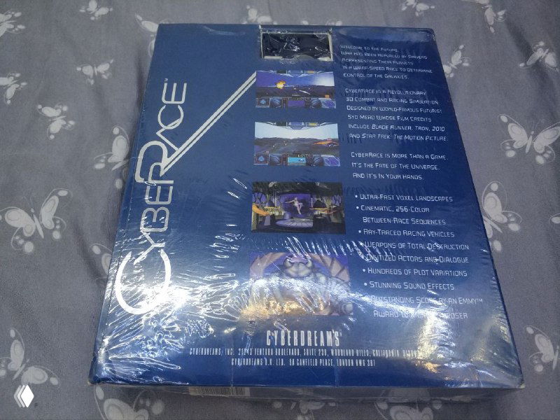 Задняя сторона коробки CyberRace с текстом и рядом скриншотов игры, видно оформление упаковки и информационные блоки издателя.