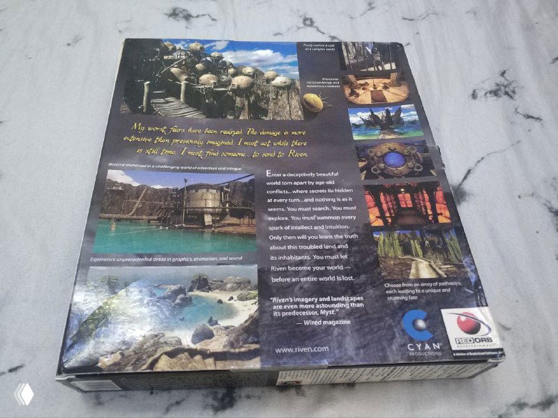 Обратная сторона запечатанной коробки Riven (Red Orb, 1997): множество скриншотов из игры и текст описания — показана вся оборотная панель коробки и её состояние.