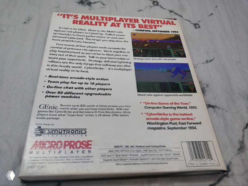 Крупный план тыльной стороны коробки CyberStrike с рекламным текстом про мультиплеер, скриншотами игры и логотипами MicroProse и Simutronics.