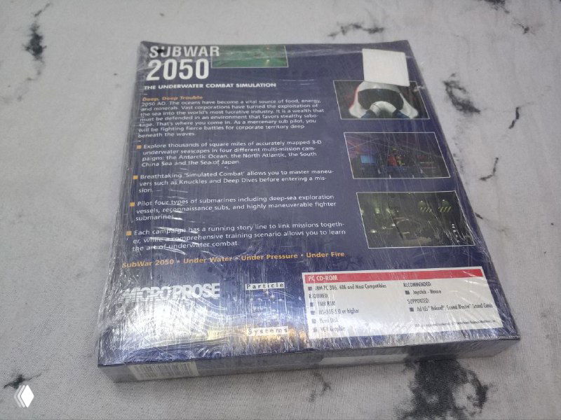 Задняя сторона коробки Subwar 2050 с описанием и скриншотами, запечатанная в плёнке на светлом столе, видна полиграфия издателя.