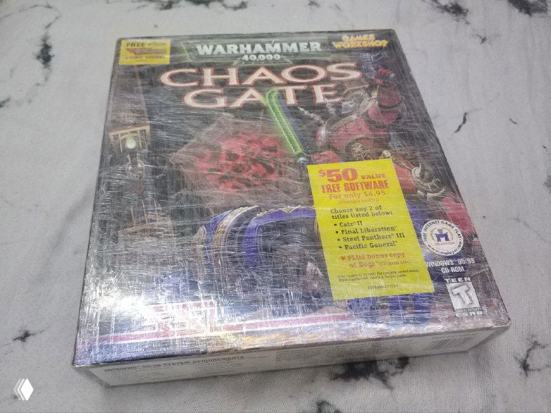 Передняя сторона коробки Warhammer 40000 — Chaos Gate (SSI), запечатанное издание с характерным арт‑ворком и рекламной жёлтой наклейкой на лицевой части.