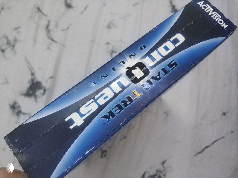 Боковая грань коробки Star Trek ConQuest Online с надписью ConQuest и логотипом Activision; видны складки и перфорация по верхнему краю.