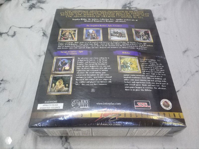 Фотография оборотной стороны коллекционного издания: печатное описание входящих игр, маленькие превью-иллюстрации, логотипы издателей и плёнка с морщинами и следами износа на картоне.