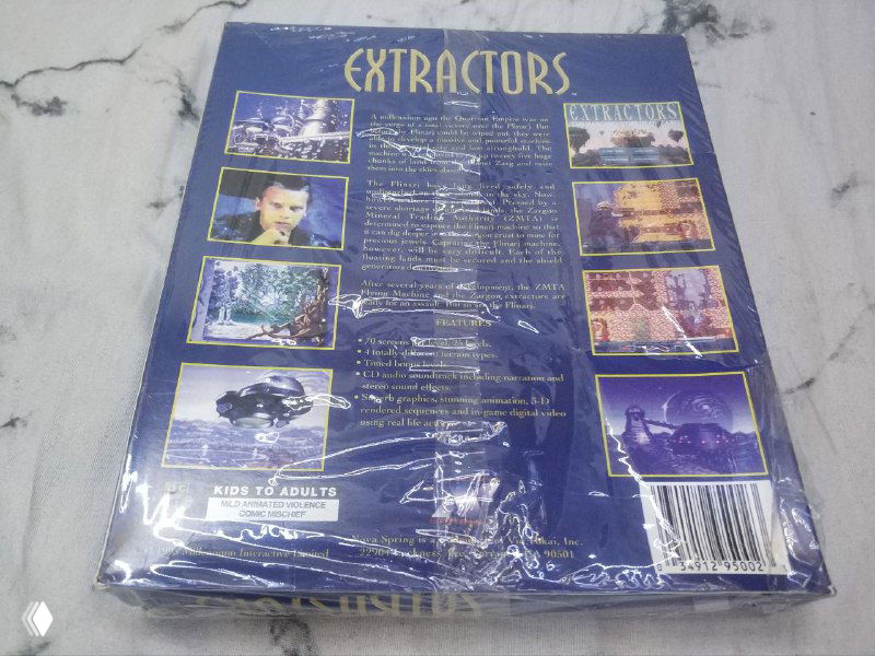 Обратная сторона коробки игры Extractors с описанием, скриншотами и штрих-кодом; упаковка запечатана, видна степень износа и состояние пленки.