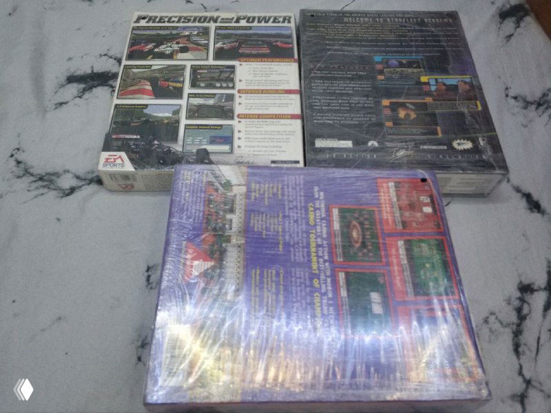 Обратные стороны тех же коробок с описаниями на упаковке, видны тексты и отметки, упоминания 3dfx и наклейка «powered by nvidia», под плёнкой.