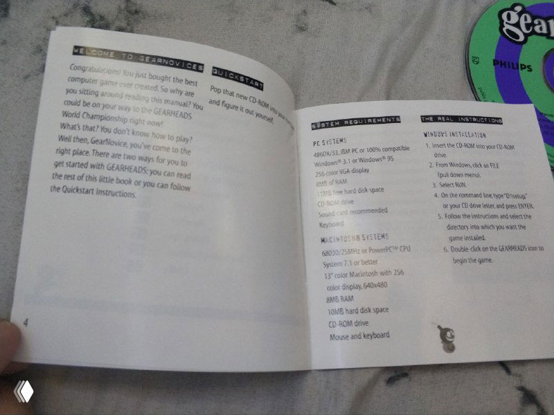 Внутренний мануал Gearheads, раскрытый на развороте: приветственная речь и текстовые страницы с оформлением, встроенный в джевел в качестве передней обложки.