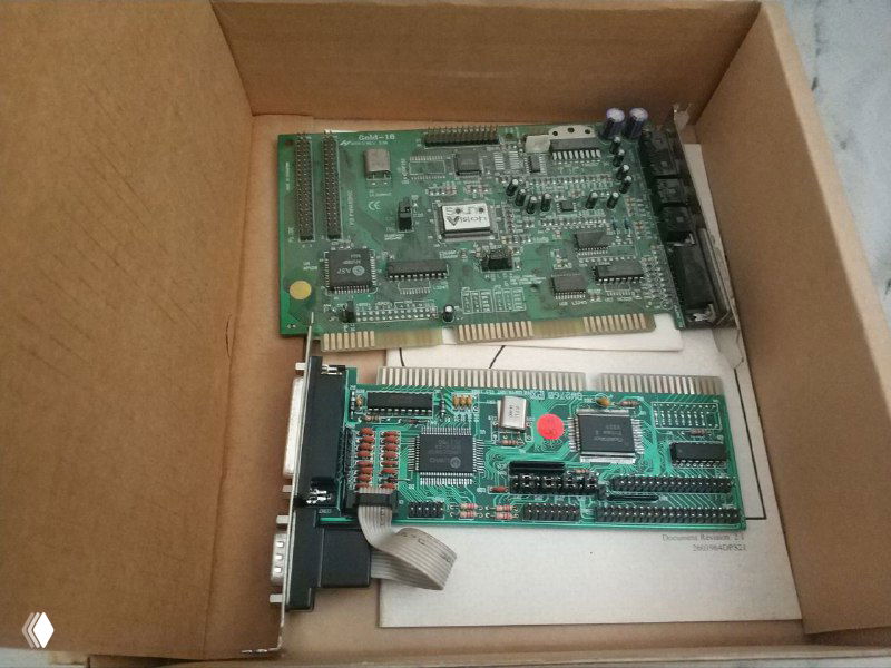 Под картонной вставкой видны две платы: звуковая SoundVision Gold-16 (Edison Gold-16) и дополнительная плата с разъёмами в коробке.