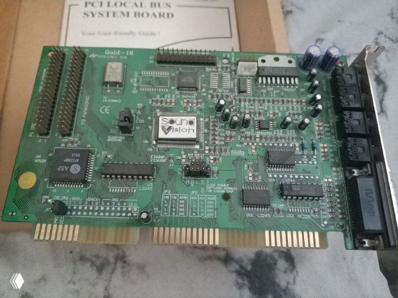 Крупный план мультиконтроллера GW 2760 — зелёная плата с контактной кромкой ISA, микросхемами и электролитическими конденсаторами.