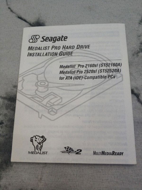 Обложка инструкции Seagate Medalist Pro Hard Drive Installation Guide — бонусный мануал, приложенный к обзору, белая бумажная обложка с названием и логотипами моделей дисков.