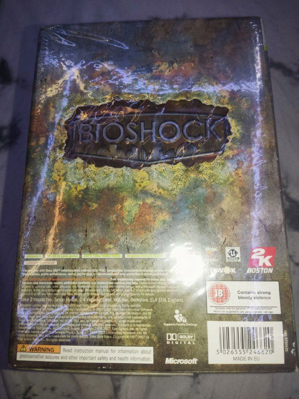 Вид коробки Bioshock с прорезью, через которую наблюдается стильный арт‑бук (стилбук) европейского коллекционного издания.
