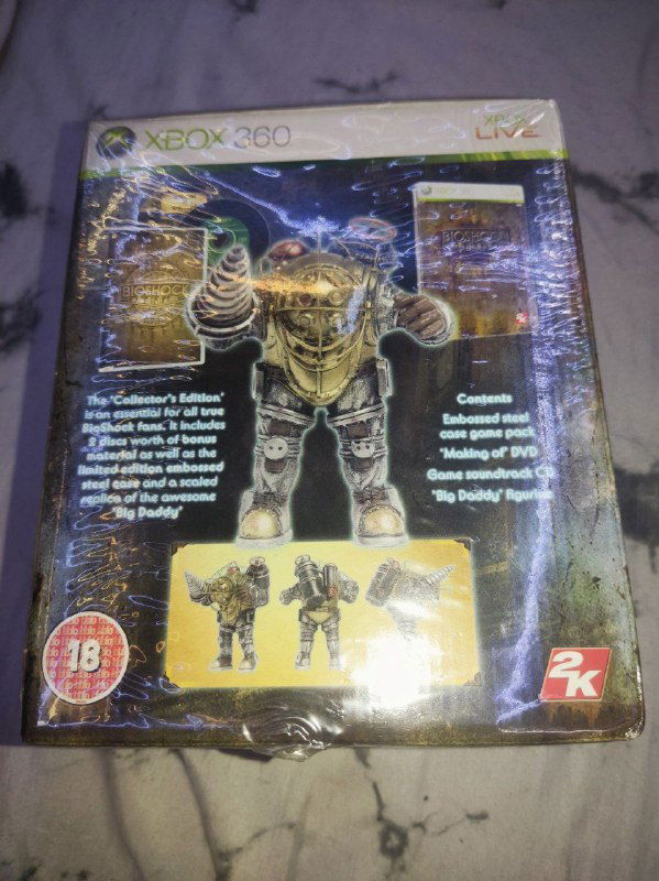 Обратная сторона упаковки с крупным изображением фигурки Big Daddy и перечнем содержимого коллекционного издания, фото в заводской плёнке.