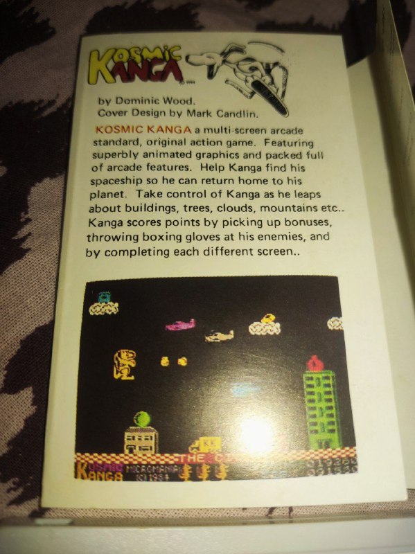 Вкладыш с цветной иллюстрацией и скриншотом Kosmic Kanga: пиксельный игровой экран, яркие спрайты и описание игры на английском.