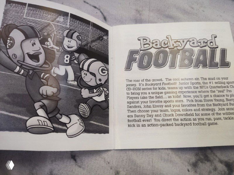 Чёрно-белая развёртка мануала Backyard Football: иллюстрация большеголовых игроков слева и заголовок "Backyard FOOTBALL" справа на странице инструкции.