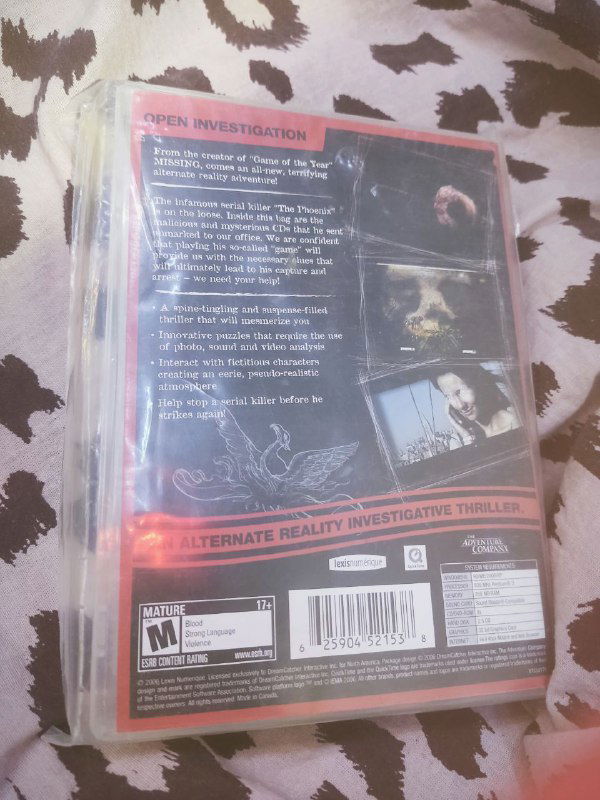 Фото оборотной стороны коробки «Evidence: The Last Ritual» через пластиковый пакет: блок с описанием, несколько скриншотов и штрих‑код внизу.