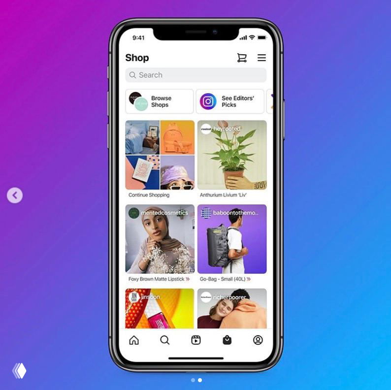 Смартфон на градиентном фоне показывает экран Instagram Shop: сетка товаров, строка поиска и иконка магазина в нижней панели.