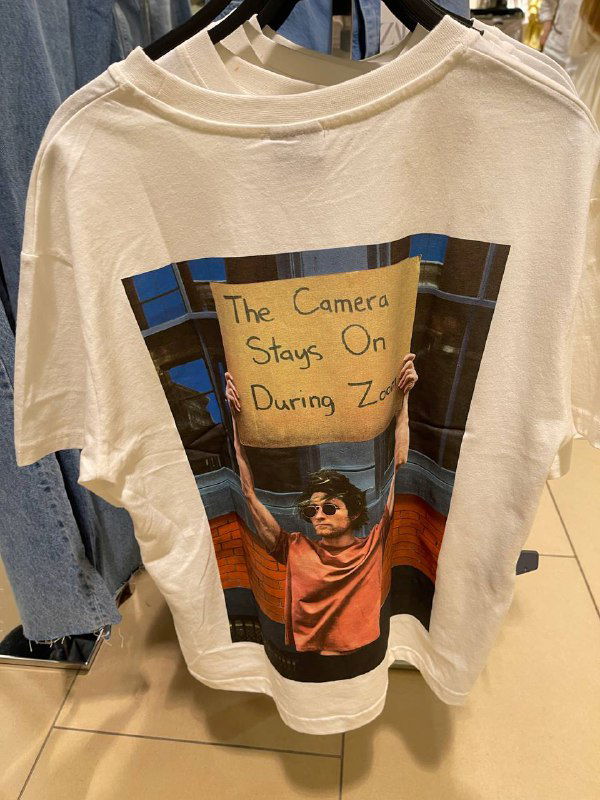 Чувак с табличкой: из мема в коллаб Zara