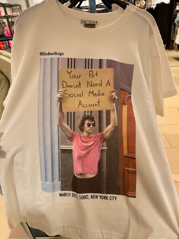 Футболка с принтом: снимок парня с табличкой, выставленный в магазине; пример того, как вирусный мем попадает в мейнстрим fashion-ритейла