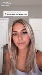 Вертикальный скрин: Эмили реагирует на комментарий с предложением нового логотипа, видна часть интерфейса TikTok и элементы комментариев.