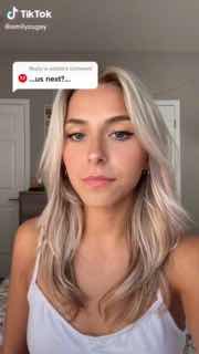 Портретный кадр создательницы ролика в формате TikTok, нейтральный фон и выражение лица автора в процессе демонстрации редизайна.