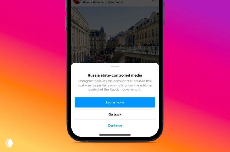 Экран мобильного приложения Instagram с предупреждением о том, что источник является «Russia state-controlled media», и опциями «Learn more/Continue».