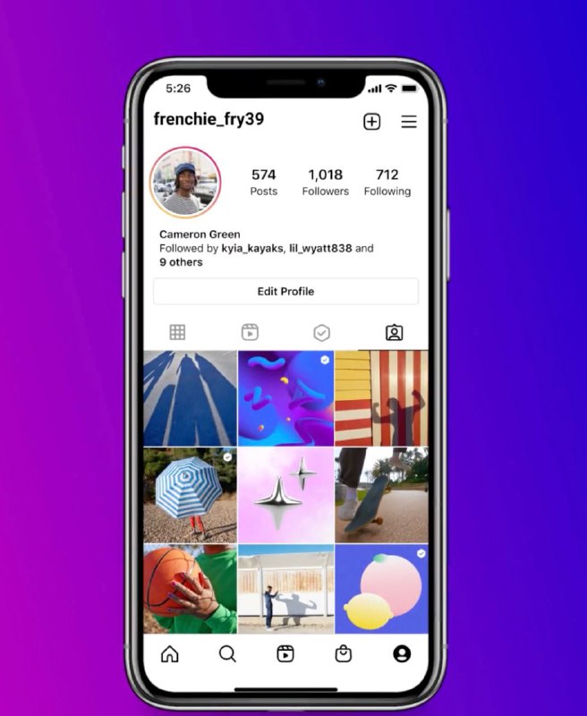 Экран профиля в Instagram на телефоне с сеткой постов и миниатюрами цифровых работ — контекст для интеграции NFT и коллекций.