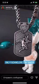 Крупный план металлической подвески на цепочке на фоне пластиковой фигурки; кадр из скриншота Instagram Stories с английской подписью внизу.