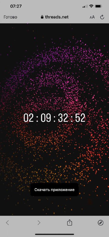 Скриншот страницы Threads с крупным цифровым обратным отсчётом (часы и секунды) на фоне цветного абстрактного узора, вид на мобильном экране.