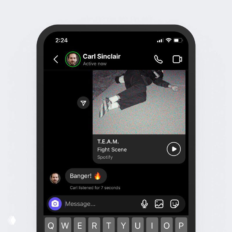 Скриншот чата в тёмной теме с превью трека и кнопкой воспроизведения — пример интеграции музыкального плеера в мессенджер и элементов взаимодействия.
