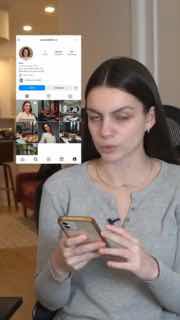 Женщина сидит за столом и смотрит в смартфон; на фоне видно интерфейс соцсети с профилем и публикациями, кадр иллюстрирует переписку/интерфейс.