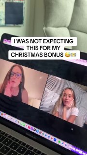 Фото экрана ноутбука с видеозвонком двух женщин; на экране виден стикер с текстом о неожиданном рождественском бонусе, иллюстрация к TikTok.