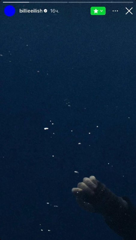 Минималистичный кадр сторис с тёмным фоном и поднятой рукой; визуальный тизер, возможный фрагмент промо-кампании артиста.