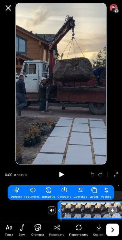 Скриншот временной шкалы монтажа в приложении ВКонтакте: превью видео, панель управления и элементы монтажа под окном просмотра ролика.