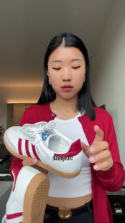 Блогерша показывает кроссовок Adidas с красными полосами и указывает на задник, демонстрируя проблемное место, которое натирает ногу.