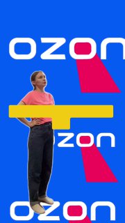 Синий фирменный фон OZON с молодой женщиной в кадре — графическое оформление ролика для промо-активации маркетплейса.