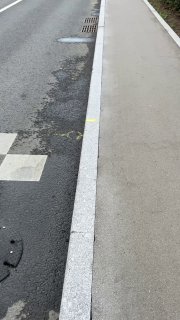 Кадр с бордюром и велодорожкой: часть городской среды, снятая вертикально для создания ощущения «случайного» наблюдения покупателя.