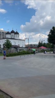 Вертикальное видео с видом на площадь перед церковным комплексом и неярко выраженной городской средой — нейтральная сцена посева.