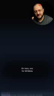 Вертикальный видеопревью с тёмным фоном и круглым кадром, где крупным планом мужчина в очках произносит фразу из ролика о соцсетях и Авиасейлс.