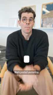 Скриншот видео: сидящий мужчина в интерьере жестикулирует и объясняет, размыт фон, на кадре виден интерфейс и подпись из приложения.