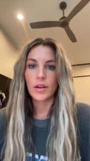 Кадр вертикального ролика: женщина с распущенными волосами смотрит в камеру, обсуждая ситуацию с вендинговыми машинами и скандалом между брендами.