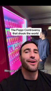 Кадр: мужчина на фоне ярко подсвеченного холодильника с банками Poppi показывает продукт и заголовок «The Poppi Controversy that shook the world», сцена вечеринка/промо.